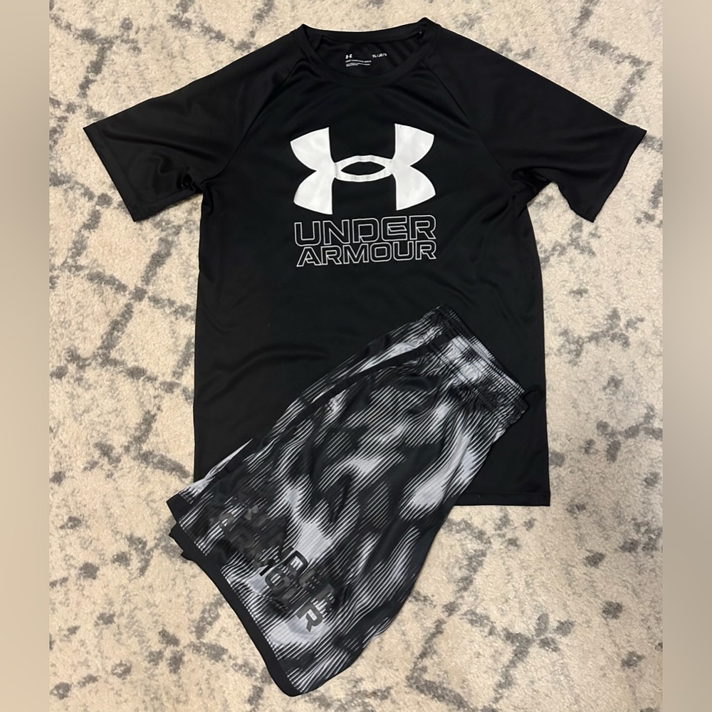 Boys Under Armour short set, size Youth Large.